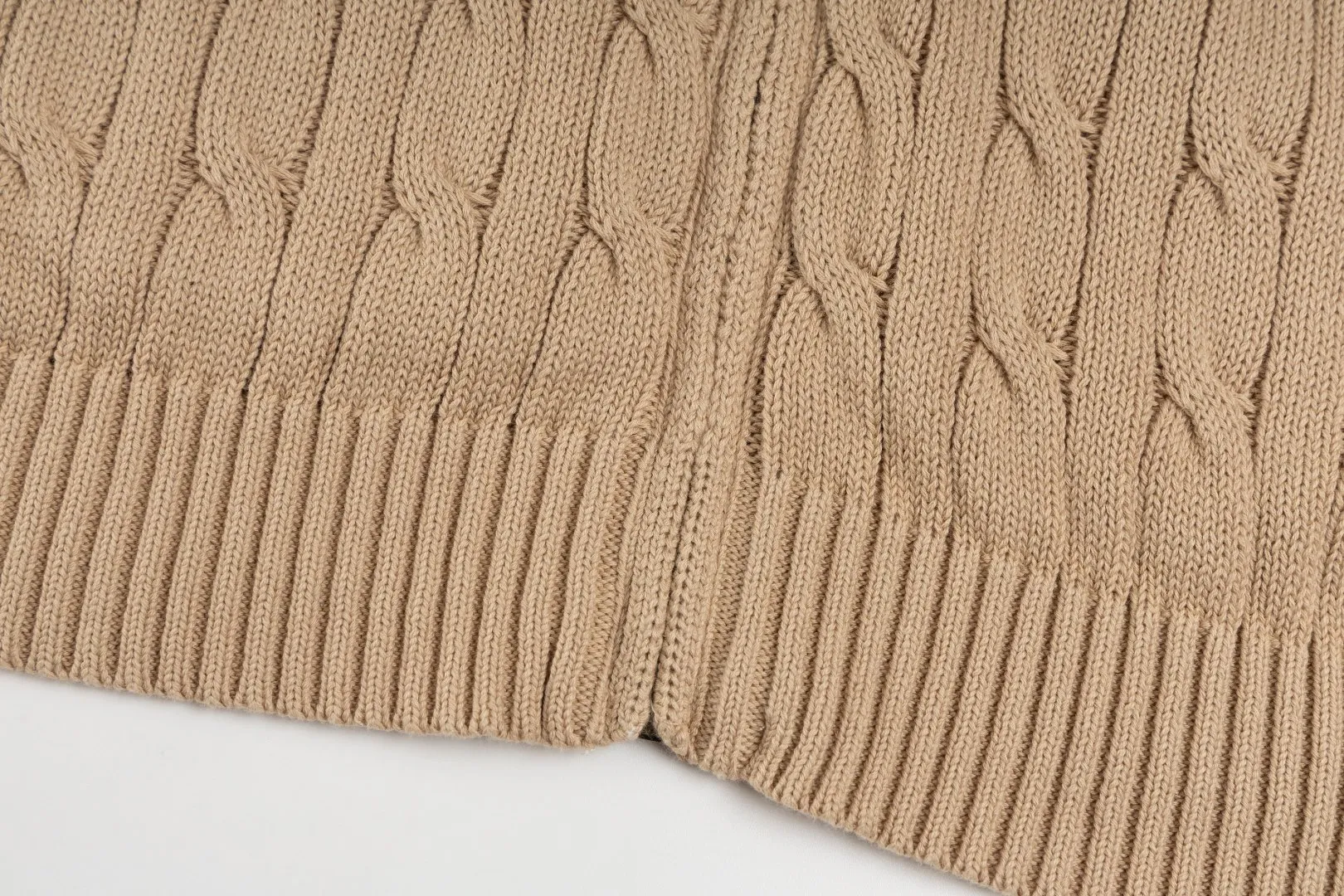 P260 #R98 RALPH LAUREN Ralph Lauren nine-color classic small label embroidery logo full zipper knitted cable cardigan sweater, high-density LOGO embroidery on the chest, original customization of tag accessories. Made of pure cotton yarn, pure cotton is skin-friendly and comfortable, small label war horse embroidered twist zipper cardigan sweater 🐎 high quality, follow the blogger to learn how to wear it! Let’s buy a Ralph Lauren cable sweater. It’s a super hard-to-find series after it became popular. It’s hard to find one on the official website. It’s simple and practical to wear, with a lazy and loose feel. The thickened fabric has more texture, feels soft and delicate, and has a loose fit. Whether worn alone or layered, you can wear different styles of fashion with just one piece!   Size：XS S M L